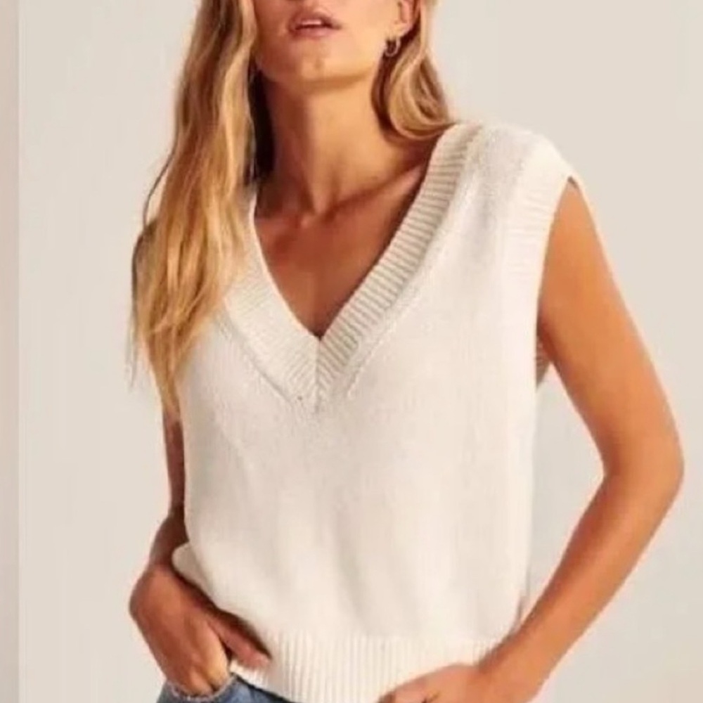 Abercrombie & Fitch White V-Neck Sweater Vest